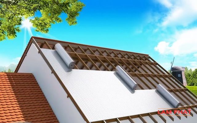 dùng túi khí cách nhiệt mái ngói