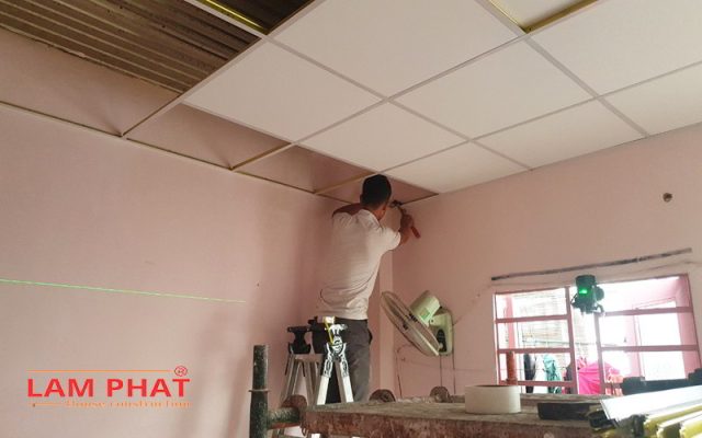 trần thạch cao thả chống nóng mái ngói
