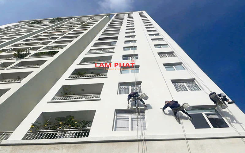 giá sơn nước tường ngoài trời