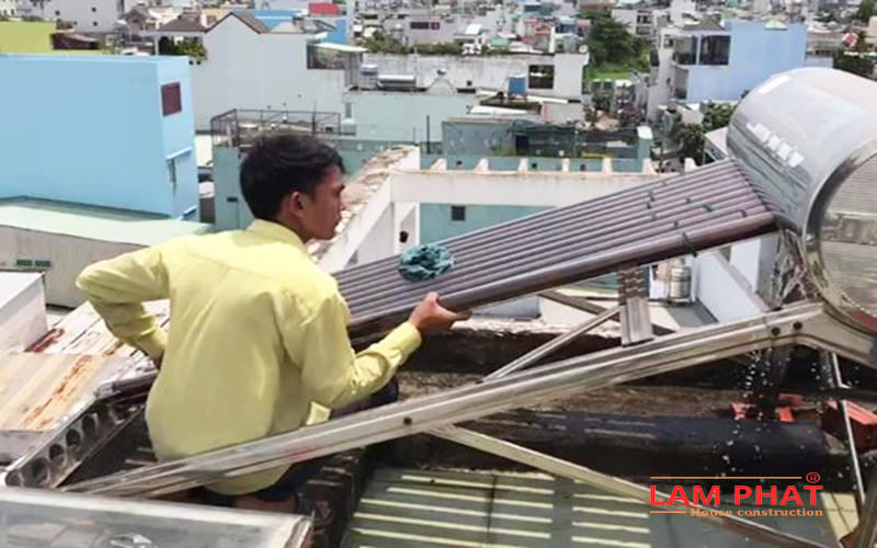 giá vệ sinh máy năng lượng mặt trời